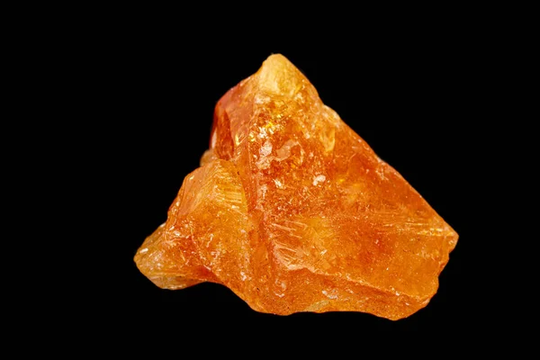 Макро минеральный камень Scheelite на черном фоне — стоковое фото