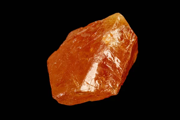 黒を背景にしたマクロの鉱物石｜Scheelites — ストック写真