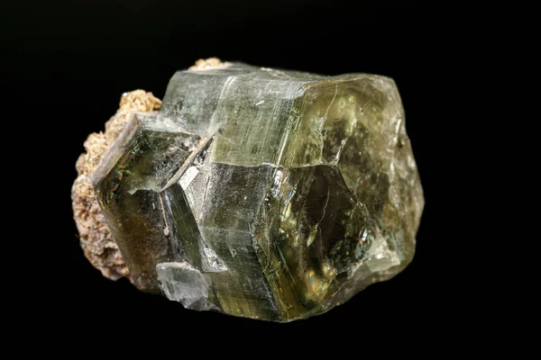 Makro mineral taşı Siyah arkaplan üzerinde Apatite — Stok fotoğraf