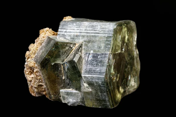 Makro mineral taşı Siyah arkaplan üzerinde Apatite — Stok fotoğraf