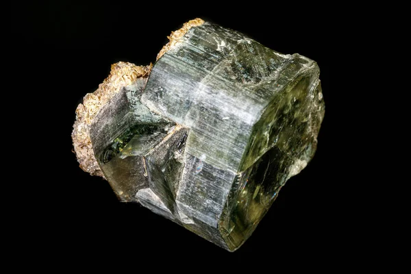 Makro kamień mineralny Apatyt na czarnym tle — Zdjęcie stockowe