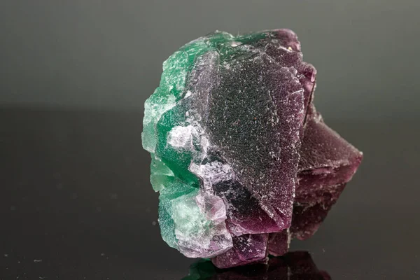 Makro minerální kámen zelený a fialový fluorit na černém backgro — Stock fotografie