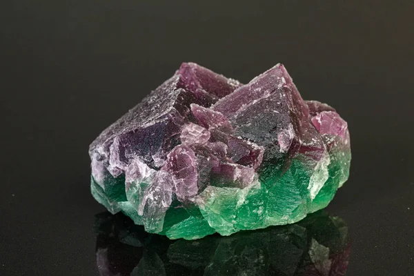 Makró ásványi kő zöld és lila fluorit egy fekete háttér — Stock Fotó
