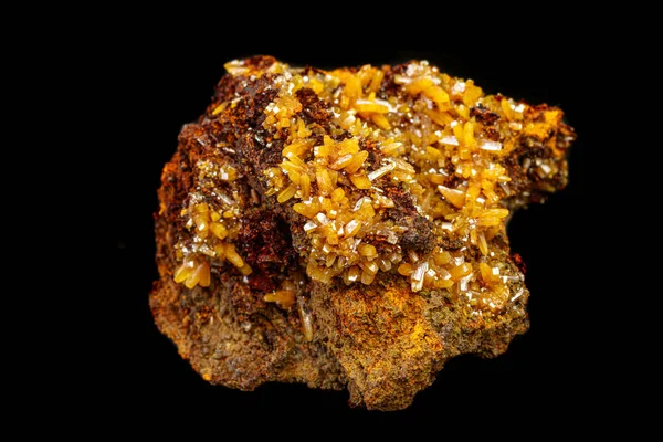 Makro-Mineralwulfenit-Stein auf schwarzem Hintergrund — Stockfoto