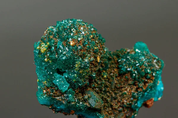 Macro mineral stone Dioptase Pyromorphite on a black background — Stock Photo, Image