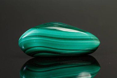 Siyah arkaplandaki makro mineral taşlı malakit.