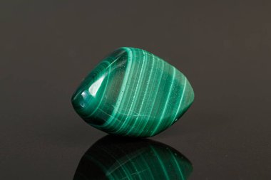 Siyah arkaplandaki makro mineral taşlı malakit.