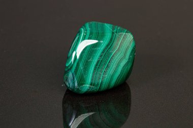 Siyah arkaplandaki makro mineral taşlı malakit.