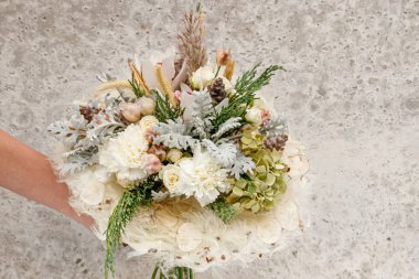 Çiçeklerin ve Noel süslerinin Noel kompozisyonu