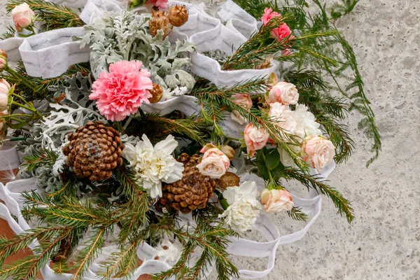 Kerst samenstelling van bloemen en kerstversiering — Stockfoto