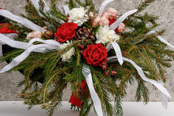 Composición navideña de flores y decoraciones navideñas — Foto de Stock