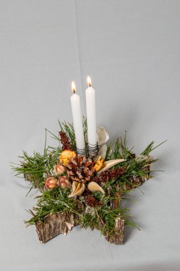 Çiçeklerin ve Noel süslerinin Noel kompozisyonu