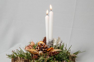 Çiçeklerin ve Noel süslerinin Noel kompozisyonu