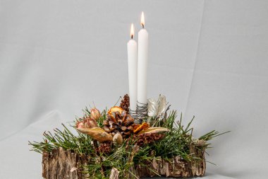 Çiçeklerin ve Noel süslerinin Noel kompozisyonu