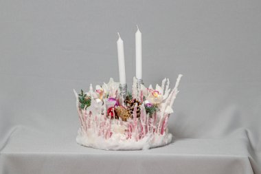 Çiçeklerin ve Noel süslerinin Noel kompozisyonu