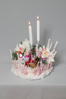 Çiçeklerin ve Noel süslerinin Noel kompozisyonu