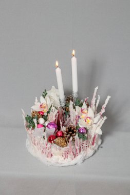 Çiçeklerin ve Noel süslerinin Noel kompozisyonu