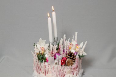 Çiçeklerin ve Noel süslerinin Noel kompozisyonu