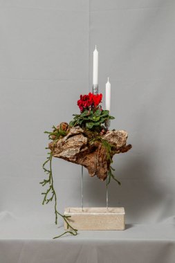 Çiçeklerin ve Noel süslerinin Noel kompozisyonu