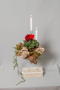 Çiçeklerin ve Noel süslerinin Noel kompozisyonu