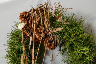 Noel kompozisyonu. Noel ağacı dalları çelengi