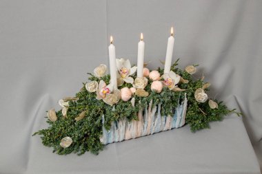 Çiçeklerin ve Noel süslerinin Noel kompozisyonu