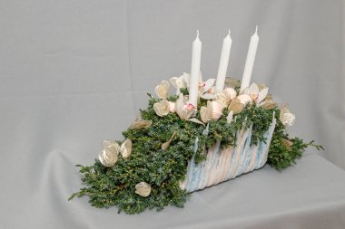 Çiçeklerin ve Noel süslerinin Noel kompozisyonu