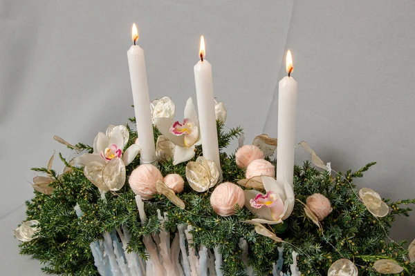 Composição de Natal de flores e decorações de Natal — Fotografia de Stock