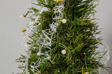 Çiçeklerin ve Noel süslerinin Noel kompozisyonu