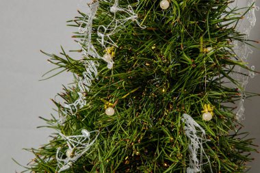 Çiçeklerin ve Noel süslerinin Noel kompozisyonu