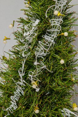 Çiçeklerin ve Noel süslerinin Noel kompozisyonu