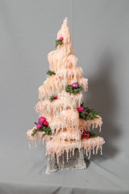 Çiçeklerin ve Noel süslerinin Noel kompozisyonu