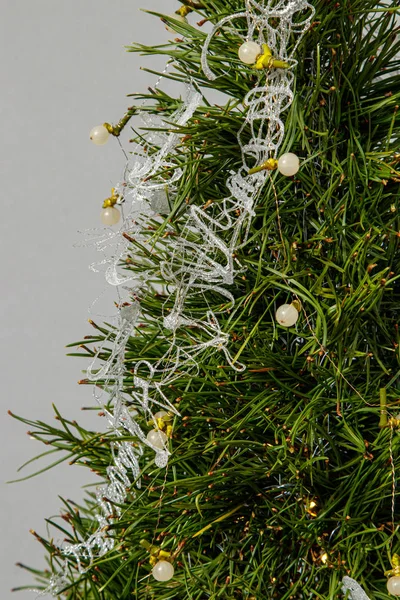 Çiçeklerin ve Noel süslerinin Noel kompozisyonu