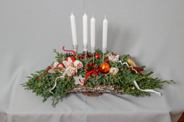 Çiçeklerin ve Noel süslerinin Noel kompozisyonu