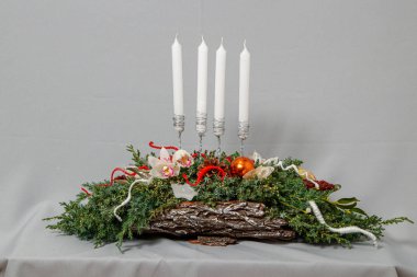 Çiçeklerin ve Noel süslerinin Noel kompozisyonu