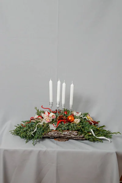 圣诞花卉和圣诞装饰品的组成 — 图库照片