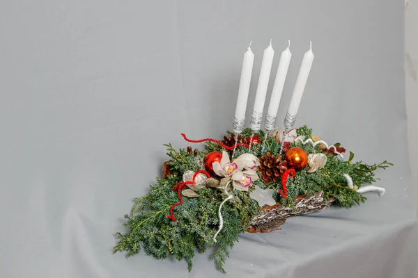 Composición navideña de flores y decoraciones navideñas —  Fotos de Stock