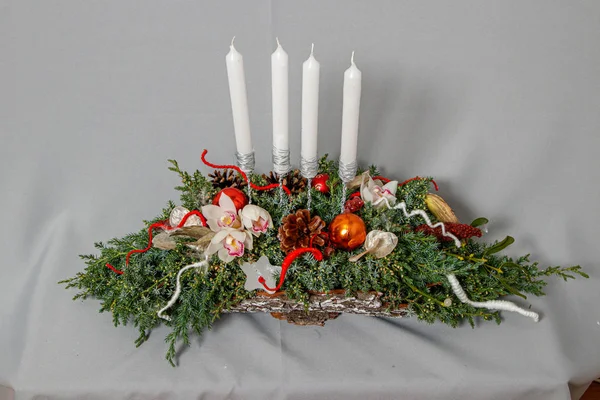 Christmas composition of flowers and Christmas decorations — Stock Photo, Image