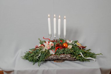 Çiçeklerin ve Noel süslerinin Noel kompozisyonu