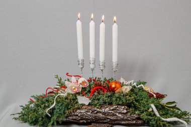 Çiçeklerin ve Noel süslerinin Noel kompozisyonu