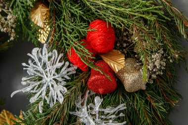 Noel kompozisyonu. Noel ağacı dalları çelengi