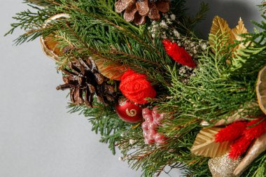 Noel kompozisyonu. Noel ağacı dalları çelengi