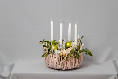 Çiçeklerin ve Noel süslerinin Noel kompozisyonu