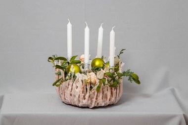 Çiçeklerin ve Noel süslerinin Noel kompozisyonu