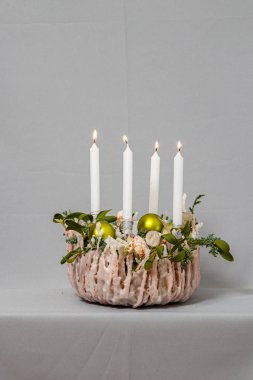 Çiçeklerin ve Noel süslerinin Noel kompozisyonu