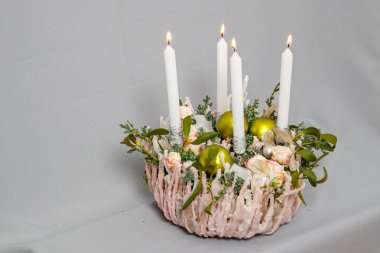 Çiçeklerin ve Noel süslerinin Noel kompozisyonu