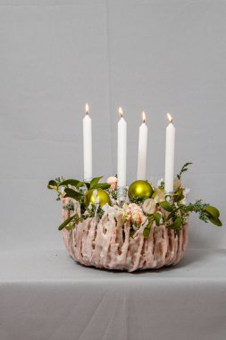 Çiçeklerin ve Noel süslerinin Noel kompozisyonu