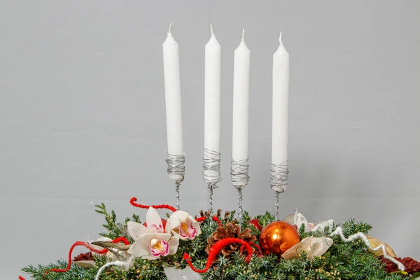 Christmas composition of flowers and Christmas decorations — Stock Photo, Image