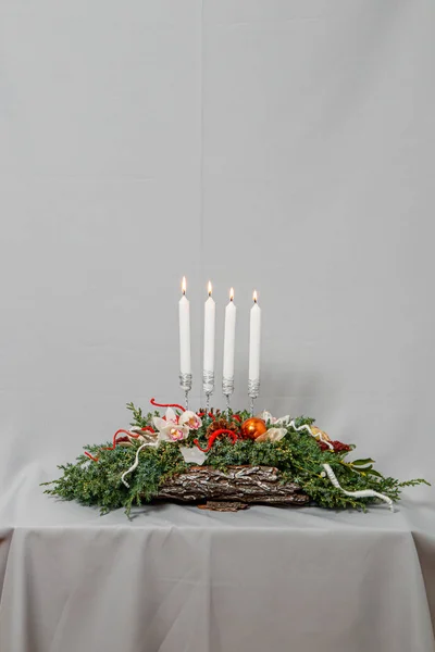 Рождественская композиция цветов и рождественских украшений — стоковое фото