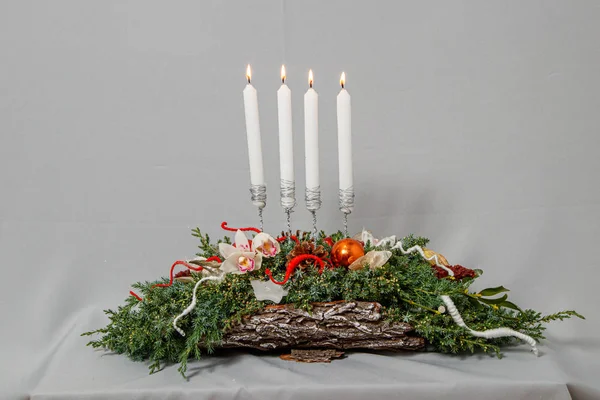 Karácsonyi összetétele virágok és karácsonyi dekorációk — Stock Fotó